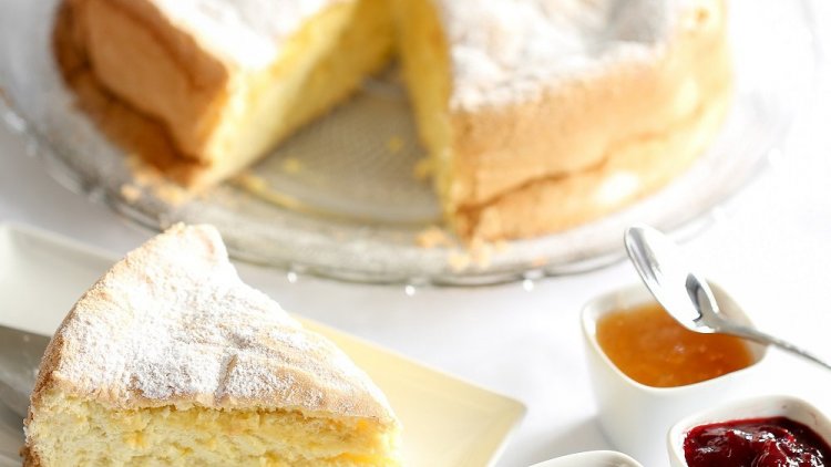 un gâteau très léger fourré à la confiture d'abricot