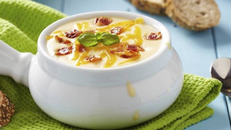 Pas besoin d'un panier rempli de légumes pour faire une bonne soupe réconfortante. Cette bonne soupe à l'oignon garnie de tranches de pain au fromage est idéale pour se réchauffer.