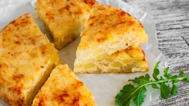 UNE SAVOUREUSE OMELETTE DE POMMES DE TERRE, SIMPLE ET BONNE AVEC UNE SALADE VERTE.