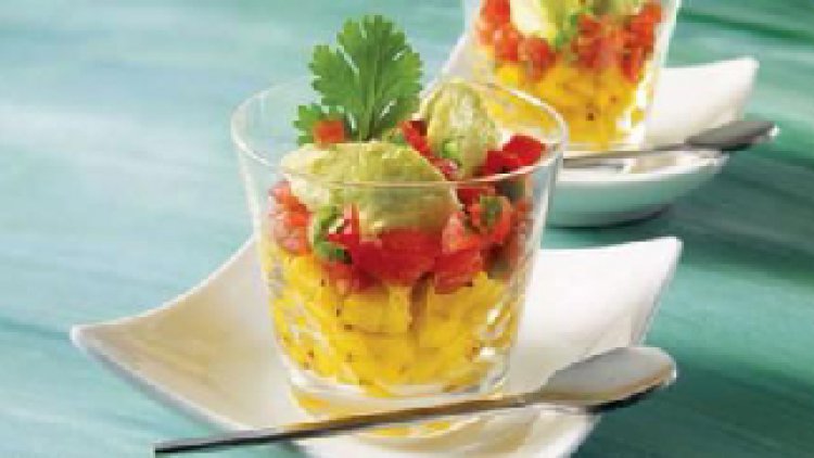 Salade très simple et qui clanche, et de loin, toutes les autres. Crémeuse, légère et qui marie les saveurs plus douce de l'avocat avec le sucré de la mangue.