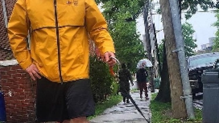 aprés "tout fout l'camp";  "Tout  Baigne "voici une autre improvisation"le soleil  rit  jaune  "humoristique....Aux dernières nouvelles,la lune  désargentée, s'est réconciliée de loin, avec  le  soleil générateur  d'énergie .......Oderay