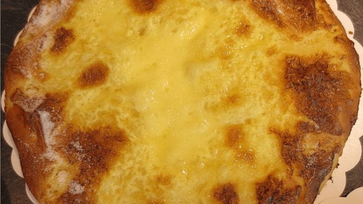 Il à été conçu par les moines du Der à Montier-en-Der ( Haute-Marne ) durant le Moyen Âge, et il est confectionné par les pâtissiers de la commune lors de la « Foire au Cugneux ».