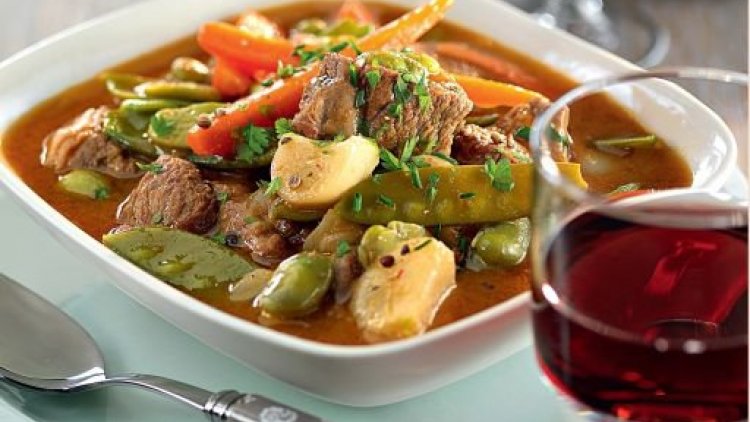 de l'agneau et des légumes intimement mijotés