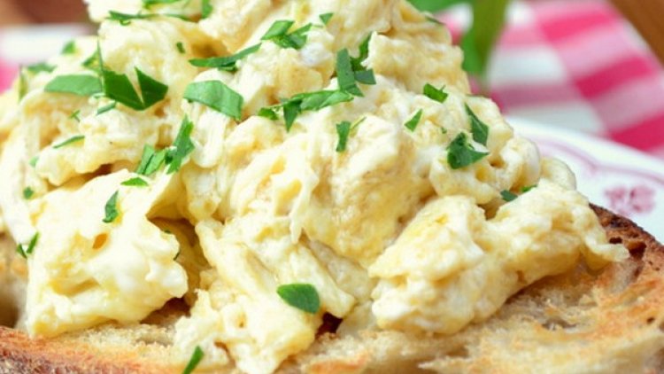 très joli poème partagé par notre amie Madame X sur les œufs brouillés au Roquefort.