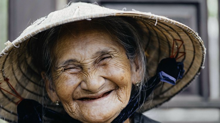 « Oh, je sens qu'il nous réserve une surprise et ça ne va pas être du gâteau !  »
 C'est vrai, ma p'tite dame, Car trouver un mot avec la 1 ère syllabe, c'est assez simple, mais trouver un mot dont la " dernière " syllabe sera " ÈRE " c'est moins facile .J'ai donc mis les syllabes à l'envers comme Dagobert... Exemple : SomniffÈRE.
Aidez vous de mon ou mes indices ... Courage, amusez vous ! il n'y en a que 10, pour une 1 ère fois , c'est normal !