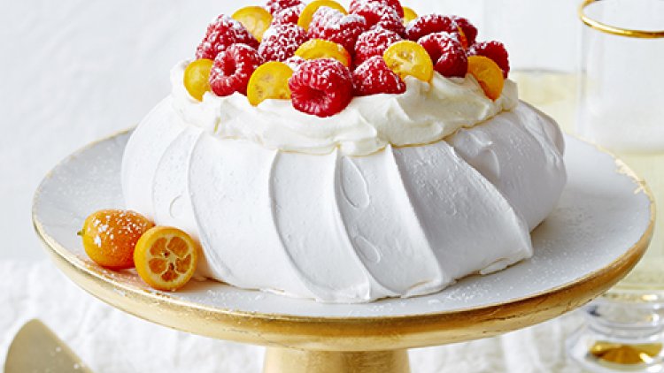 Ce gâteau meringuez inventé et préparé en l'honneur de la danseuse russe Anna Pavlova lors d'une tournée en Australie et en Nouvelle-Zélande. Les deux pays revendiqent l'invention de la pavlova, ce qui est source de conflit.