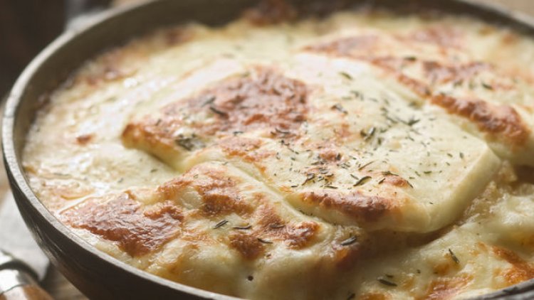 La Péla est un plat traditionnel originaire de Haute-Savoie. C'est un plat à base de fromage et de pommes de terre.