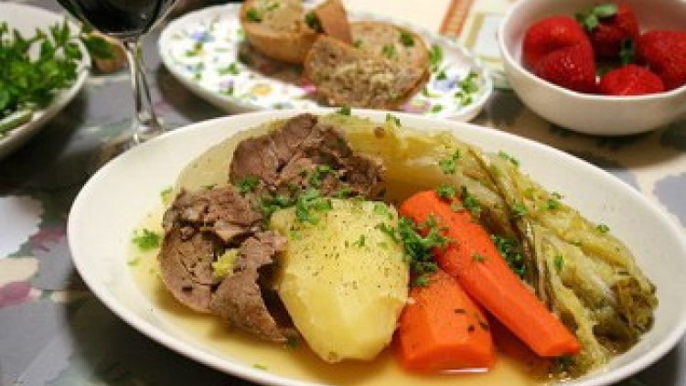 Un plat de circonstance, pour les jours froids et qui tient au corps après le rude travail aux champs. C'est aussi un plat convivial !