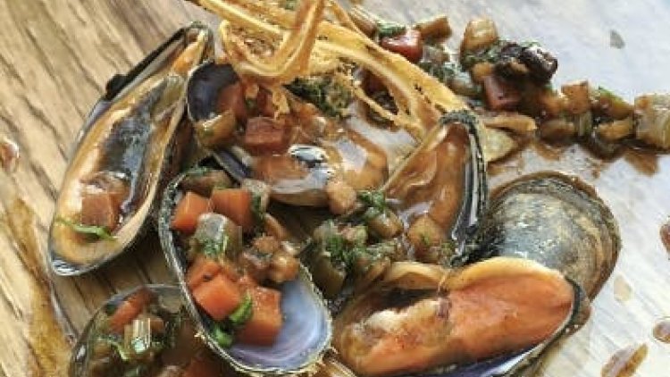 Cette moule est cultivée dans la baie du Lazaret. On en trouve aussi près de Sète. Avec une saveur proche de celle de l'oursin.