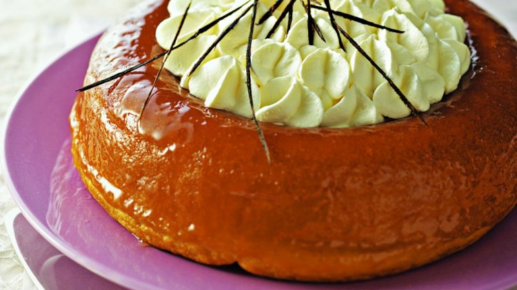 Petits conseils du Chef : Astuce perso : au moment de servir, je rajoute un peu partout un filet de rhum pur ! Quand tout est bien froid au centre, je met une chantilly parfumée à la liqueur d'orange, ou une crème pâtissière (ou une salade de fruits frais : orange, banane, kiwi, et ce que vous pouvez avoir. Préparez là avant de la mettre au centre pour bien l'imprégnez de jus).