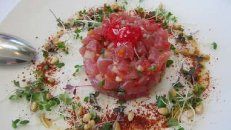 PAS DE BOEUF HACHÉ A LA MACHINE POUR UN VRAI BON TARTARE HACHÉ A LA MAIN AU COUPERET