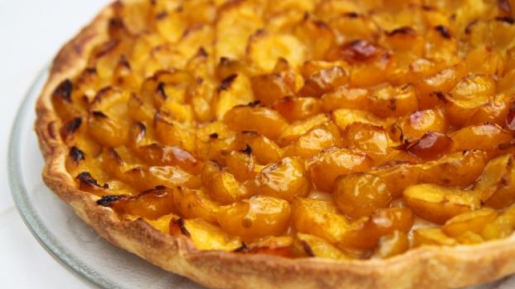 cette tarte est ma façon personnelle pour la faire mais à chacun sa recette car on fait cette tarte succulente comme on le désire. épargnez moi svp les commentaires si cette recette ne vous convient pas et merci à ceux qui me laisseront un gentil commentaire.