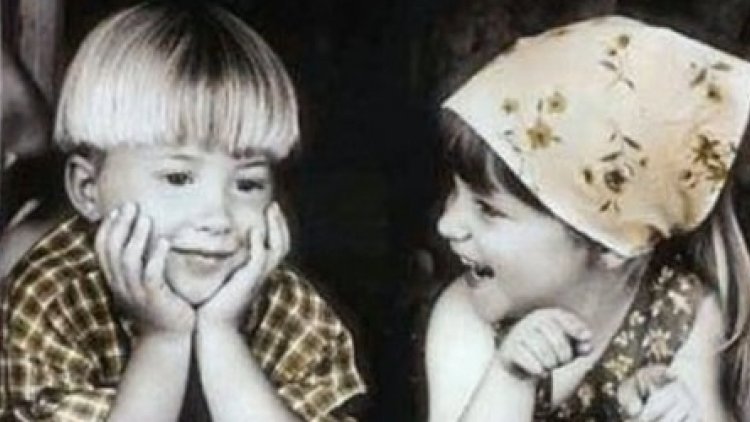 JE PARTAGE AVEC VOUS CETTE JOLIE CHANSON D'UNE ARTISTE QUE J'APPRÉCIE BEAUCOUP

Extrait de l'album "L'autre de moi". Barbara Deschamps, auteur compositeur et interprète, passionnée pour la musique, "seule sur scène avec sa guitare et sa poésie, elle nous repeint, avec sensibilité et pudeur, la vie de tous les jours. Comme la vie, elle nous fait rire et pleurer..." A découvrir (pour ceux qui ne la connaîtraient pas) pour ces textes pleins de bon sens, d'émotion et d'humour, autant que pour ses talents de guitariste...
