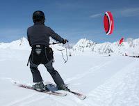 La saison des sports d'hiver a commencé il y a plusieurs semaines et de plus en plus de stations de ski proposent ce nouveau sport de neige qui a le vent en poupe : le ski à voile ou Snowkite.
