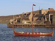 Fin janvier, à Lerwick et ailleurs, se tiendra la fête du feu « Up Helly Aa ».
Célébrer les Vikings par le feu, quoi de plus passionnant pour se replonger au plus profond des rites nordiques ? Le 31 janvier 2012, comme chaque année, ce festival sera célébré dans plusieurs villes d’Écosse. La plus majestueuse cérémonie aura lieu à Lerwick, au cœur de l’archipel des Shetland.
