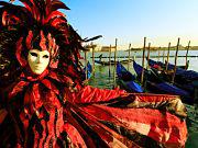 Dès le 4 février, et jusqu'au 21 du mois, Venise vous invite à venir célébrer le carnaval le plus célèbre au monde.
S'il fallait désigner un temple de la fameuse fête costumée, ce serait sans aucun doute Venise qui remporterait la distinction.
Il y a des événements auxquels il faut assister au moins une fois dans une vie, et le carnaval de Venise en fait partie.
Pourquoi ne pas prévoir le voyage dès cette année ? En février 2012, comme tous les ans, la Cité des Doges sera parée de ses masques et costumes les plus féériques.
