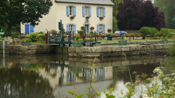 Abritant depuis 2010 l'office du tourisme de Pontivy communauté, la péniche Duchesse-Anne qui est la dernière de sa catégorie encore en navigation constitue un excellent moyen de visiter le canal de Nantes à Brest.