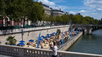À partir du 1er juillet comme tous les étés les berges sont fermées à la circulation pour laisser la place à une population qui vient se détendre à Paris Plages.
