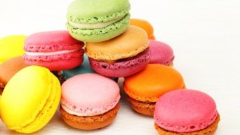 CHARLOTTE AUX FRUITS DE LA PASSION ET MACARONS