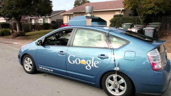 Voiture Google sans chauffeur vue de l'extérieur avec capteur au dessus de la voiture