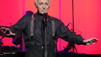 Alors que leur amitié et leur collaboration dure depuis 1964, le grand artiste Charles Aznavour a déclaré la guerre à son ancien manager Arménien : Lévon Sayan.