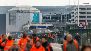 Bruxelles a été secouée mardi matin par plusieurs attentats terroristes, avec de puissantes explosions à l'aéroport international, dont l'une due « probablement » à un kamikaze, et dans le métro qui ont fait au moins 26 morts et des dizaines de blessés puis paralysé la capitale belge.