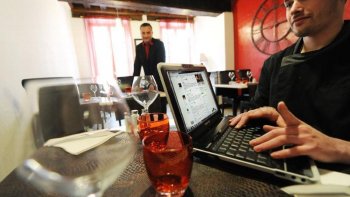 
Avec la recrudescence des avis et commentaires sur la Toile, il n'est pas toujours facile de démêler le vrai du faux. Les restaurateurs et hôteliers en sont bien conscients car un commentaire particulièrement négatif à leur endroit peut faire fuir les clients et ternir leur e-réputation.