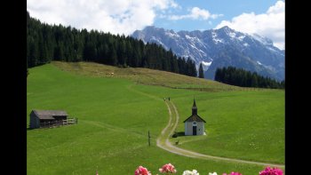 Une petite excursion dans une belle région... Le Tyrol.
La la la hi ho...
Montagnes enneigées, villages fleuris, lacs romantiques comme dans nos belles montagnes...