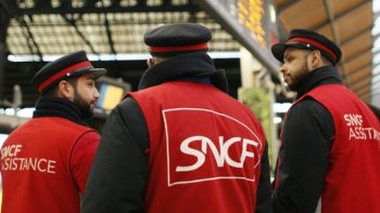 Déjà fragilisé par les attentats de Paris de novembre 2015, le tourisme n'est pas à son meilleur niveau en ce moment en Hexagone. Le nombre de visiteurs pour la Destination France est en forte baisse du fait des grèves à répétition dans tout le pays depuis plusieurs jours.
