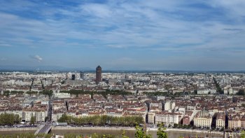 

Avec la plus grande partie de ses richesses se trouvant en Rhône-Alpes, la nouvelle méga région Auvergne-Rhône-Alpes est un géant avec des inégalités économiques. Deuxième poids économique régional français après l'Île-de-France, elle est constituée de deux zones aux atouts inégaux mais complémentaires.