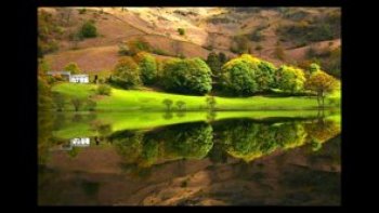 Le diaporama présente de sublimes photographies de miroirs naturels. Les miroirs naturels sont des reflets d'images ou de paysages qui se confondent avec les images ou paysages pris en photographie.