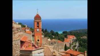 Venez découvrir les paysages de provence et observez la différence entre les dessins réalisés au pinceau et les photos. Entre champs de lavande, villages pittoresques et tulipes à perte de vue, c'est un véritable enchantement pour les yeux !