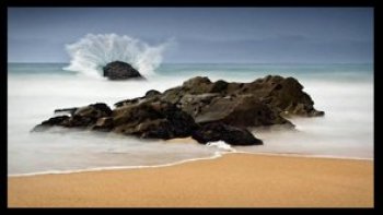 Envie de voyager ou simple besoin de dépaysement ? Partez à la découverte de magnifiques paysages en bord de mer. Vous allez voir la mer se déchainer, s'agiter puis se calmer. A travers ce diaporama, vous allez également avoir quelques images de la faune et la flore. Sans plus attendre et en un seul clic, voyagez à travers le monde et gardez l'oeil ouvert !