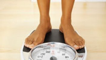 
Au risque de décevoir certaines personnes, le sport n'est pas une activité qui fait maigrir pour la simple et bonne raison que l'excès de poids est du tissu adipeux, c'est à dire des graisses. On estime qu'un gramme de lipides représente en tout neuf calories, ce qui signifie pour pour perdre un kilo de graisses, il faudrait dépenser plus de 9000 calories.
