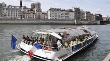 Spécialement conçus pour les visiteurs et promeneurs, les Pass Batobus permettent d'effectuer un nombre illimité de trajets pendant une durée déterminée. 

Grâce à ce Pass, on monte et on descend où on veut, quand on veut, aussi souvent que l'on veut.

Batobus dessert 9 stations situées à proximité des principaux quartiers et monuments de Paris : Tour-Eiffel, Musée d'Orsay, St-Germain-des-Prés, Notre-Dame, Jardin des Plantes/Cité de la Mode et du Design, Hôtel-de-ville, Louvre, Champs-Élysées et Beaugrenelle.