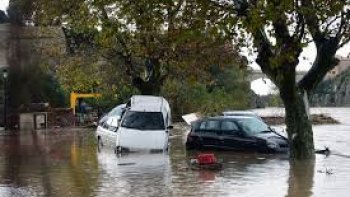 Des vents très violents ont soufflé toute la journée hier ainsi que pendant une bonne partie de la matinée aujourd’hui, avec parfois des rafales à plus de 120 kilomètres par heure. Ces rafales ont arraché des arbres, des toitures, et ont fait beaucoup de dégâts matériels mais surtout ont fait deux victimes.