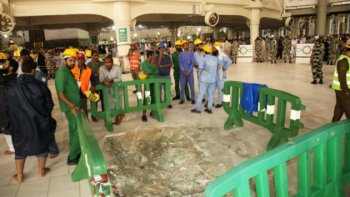 Vendredi dernier, 11 septembre, l'Ouest de l'Arabie Saoudite a été frappée par une violente tempête qui a causé la chute d'une grue. Celle-ci n'a pas supporté les bourrasques de vent, elle s'est effondrée sur la Grande Mosquée, à la Mecque. A seulement quelques jours du haji, cet accident a causé la mort de 107 personnes.
