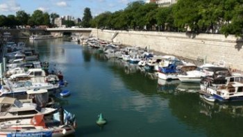Par un jour ensoleillé  et clair (ce qui est rare à Paris) j'ai réalisé cette petite vidéo depuis la passerelle.
Vous allez rire, mais je m'imaginais au bord de la mer !
Je la partage volontiers avec vous, amis ordissinautes.