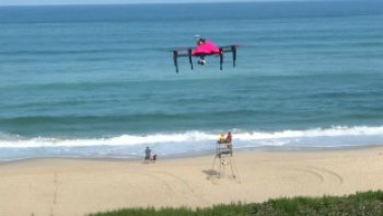 
Les sauveteurs sur les plages disposeront bientôt d'un équipement de pointe qui améliorera de façon significative leurs interventions en cas de noyade. Ils seront assistés par des drones dotés de technologies avancées conçus pour faciliter leur travail.