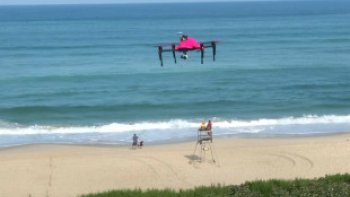 
Les sauveteurs sur les plages disposeront bientôt d'un équipement de pointe qui améliorera de façon significative leurs interventions en cas de noyade. Ils seront assistés par des drones dotés de technologies avancées conçus pour faciliter leur travail.