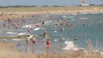 
Pour veiller sur les touristes, la ville d'Etal a pris des grands moyens : les gendarmes à cheval sillonnent les rues et les plages pour s'assurer de la sécurité de chacun. Cela fait plus de 12 ans que cette solution a été optée par la mairie mais cette année, l'opération a été étendue jusqu'à la zone côtière.