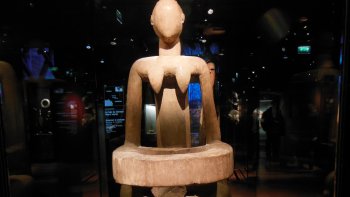 Découvrez avec Louisette des œuvres des Iles Salomon du 19 au 21ème siècle au Musée du Quai Branly à Paris. Sculptures en bois, objets traditionnels, bijoux y sont exposés.