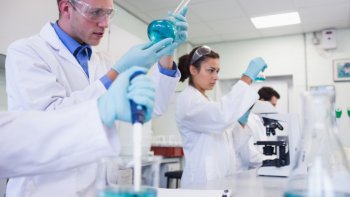 Le traitement du cancer par immunothérapie est sur toutes les lèvres des chercheurs réunis au congrès de l’ASCO à Chicago. Au lieu de traiter directement la maladie, l’immunothérapie aide le système immunitaire du patient à la combattre. Cette méthode prometteuse, encore en phase de tests, pourrait sauver la vie de malades gravement atteints.