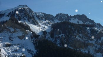  Embrun est une ville située dans les Hautes-Alpes, entourée de montagnes. Venez admirer la montagne sous son manteau de neige et le plaisir de la marche à pied sur les sentiers de randonnée. Nous découvrirons le "Pré de la Fontaine", "Les Savines" et enfin, le "circuit de l'Empouyère".