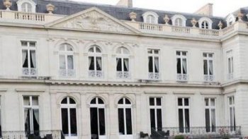 Un simple coup d’œil à la façade de cet imposant hôtel particulier suffit pour comprendre que le lieu est chargé d’histoire. Il suffit de pousser la porte de ce grand hôtel du Commandement pour un voyage dans un passé pas si lointain….