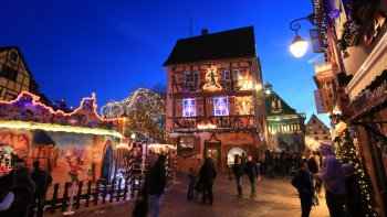 Le ministère de l'intérieur a fait le choix de renforcer la sécurité autour des marchés de Noël en France suite à la catastrophe qui s'est produite lundi soir. La piste terroriste se dessine de plus en plus clairement. Angela Merkel est en deuil, a indiqué son porte-parole sur Twitter.