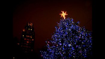 A travers les rues de New-York, apercevez les décorations de fête et les magnifiques sapins de Noël ! Avez-vous déjà vu des boules de Noël aussi grandes que vous ? Ce diaporama vous surprendra...