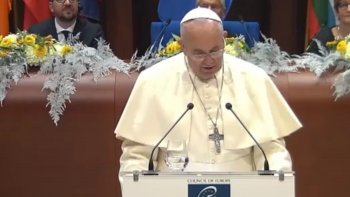 Le Souverain Pontife a fait une visite éclair à Strasbourg ce mardi, pour visiter le Parlement européen. Son message : promouvoir le dialogue interculturel et l'immigration en Europe. De jeunes fidèles ont fait le déplacement pour l'accueillir.