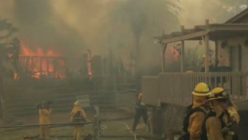 San Marcos, une ville californienne, a été une nouvelle fois la proie des flammes. Un incendie ravageur qui détruit tout sur son passage. Des pompiers sont là pour éteindre l’incendie et limiter les dégâts.