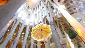 Une voix magnifique s’élève dans la Sagrada Familia de Barcelone... Émouvante, puissante, elle nous transporte au-delà des frontières du réel... e mêlant à la beauté des lieux.. J'aime à la partager avec ceux et celles qui apprécient les belles voix ..